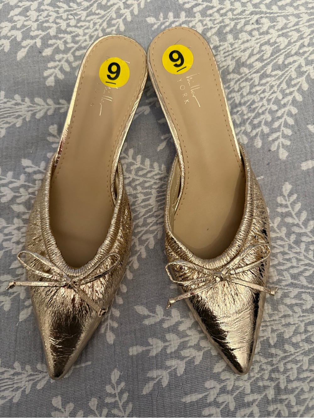Nicole Miller Metallic Gold Kitten Hill Pointed-Toe Slip-On Flats with Bow sz 9
